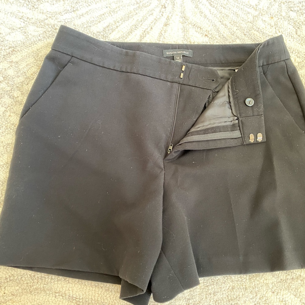 Size 14 Banana Republic women’s black shorts 5” inseam